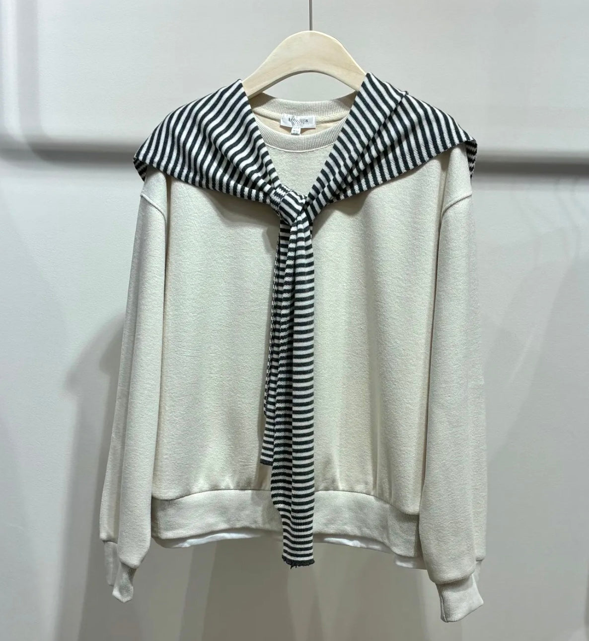 Sweat-shirt "Soft Cream" & Écharpe Rayée